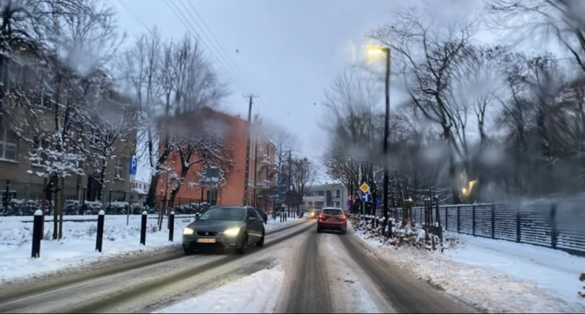 Na zdjęciu ulica Piłsudskiego, poniedziałek 4 grudnia, godzina 7.15, fot. Czytelnik 