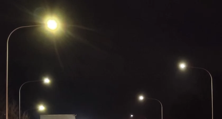 Na zdjęciu uliczne oświetlenie na ulicy Piastowskiej