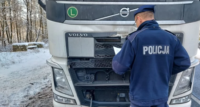 Na zdjęciu ciężarówka, która potrąciła 29-latka, fot. KPP Bełchatów