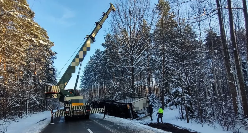 Na zdjęciu wyciąganie ciężarówki z rowu, fot. KPP Radomsko