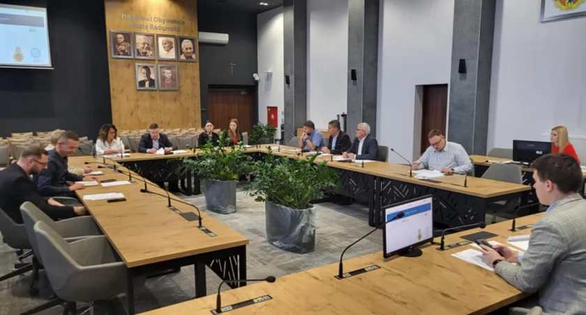 Na zdjęciu obrady Komisji Rewizyjnej Rady Miejskiej, fot. Facebook/Radomsko Miast Otwarte
