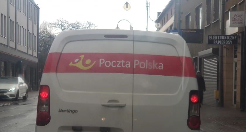 Na zdjęciu: samochód Poczty Polskiej na ulicy Reymonta