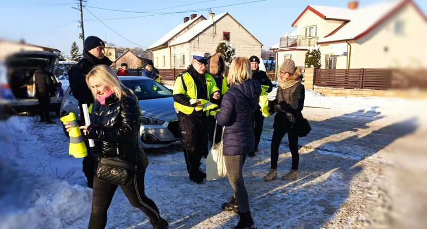 Na zdjęciu wręczanie kamizelek odblaskowych, fot. KPP Radomsko
