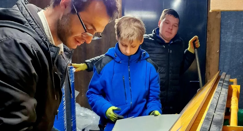 Na zdjęciu: Praktyki zawodowe w zakładzie dekarskim