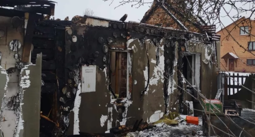 Na zdjęciu zgliszcza domu