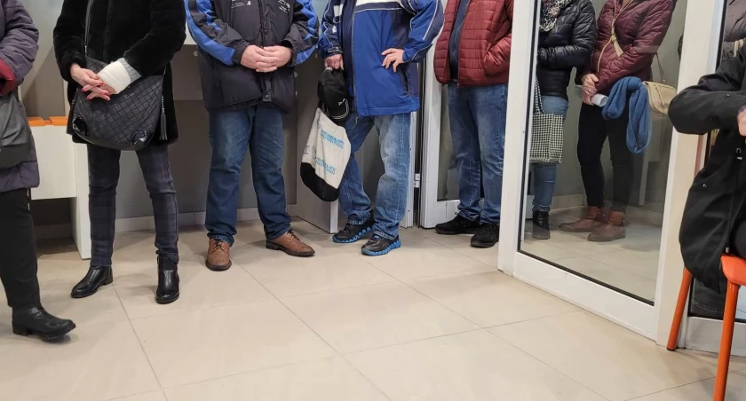 Na zdjęciu kolejka oczekujących w PGE