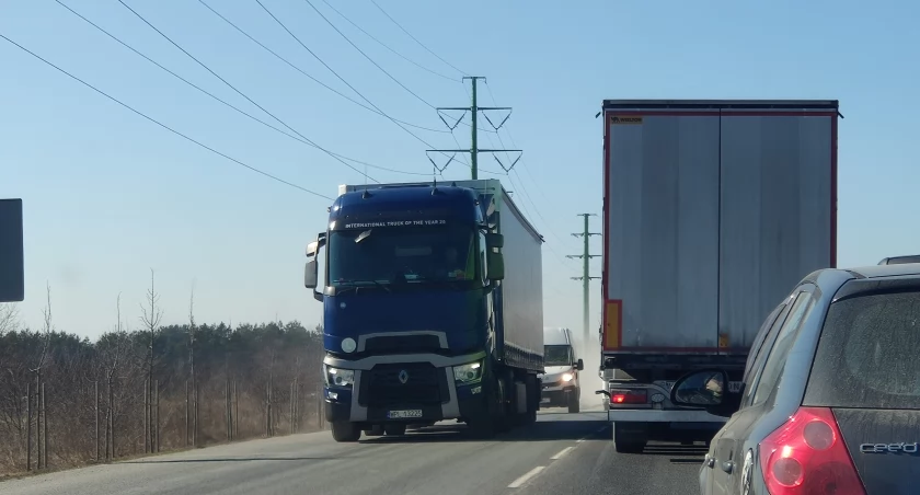 Na zdjęciu samochody ciężarowe na obwodnicy Radomska