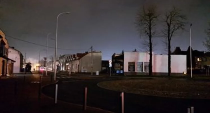 Na zdjęciu nieoświetlone rondo łączące Sierakowskiego, Krasickiego i Kościuszki, fot. Czytelnik