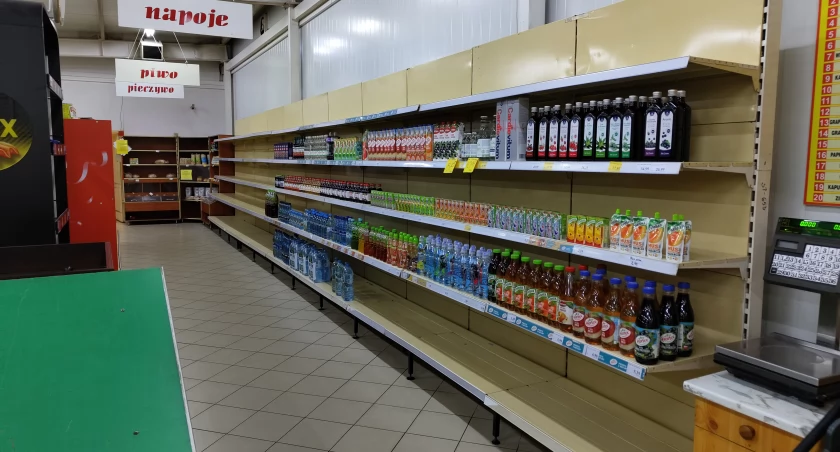 Na zdjęciu puste półki w sklepie Zorzy przy Piłsudskiego