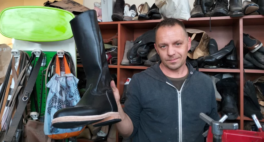 Na zdjęciu: Pan Mariusz mówi, że klienci czasem przynoszą buty, które mają od 20 lat