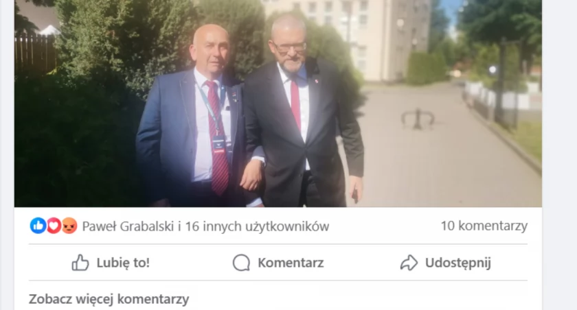 Na zdjęciu zrzut ekranu z Facebooka Mirosława Grzegorza Kapuścińskiego, zdjęcie z Grzegorzem Braunem usuną, a było podpisane tak: „Na pogawędce z Bohaterem Grzegorz Braun