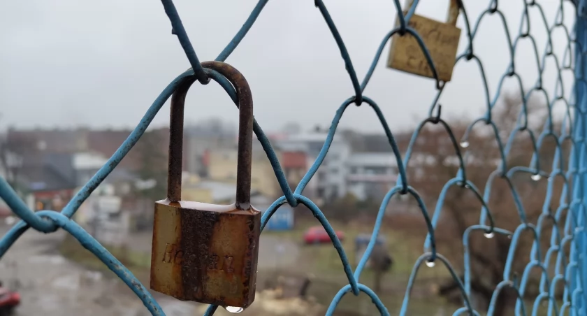 Na zdjęciu kłódki przypięte na wiadukcie, czyli ulicy Brzeźnickiej