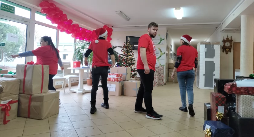 Na zdjęciu wolontariusze Szlachetnej Paczki w Drzewniaku