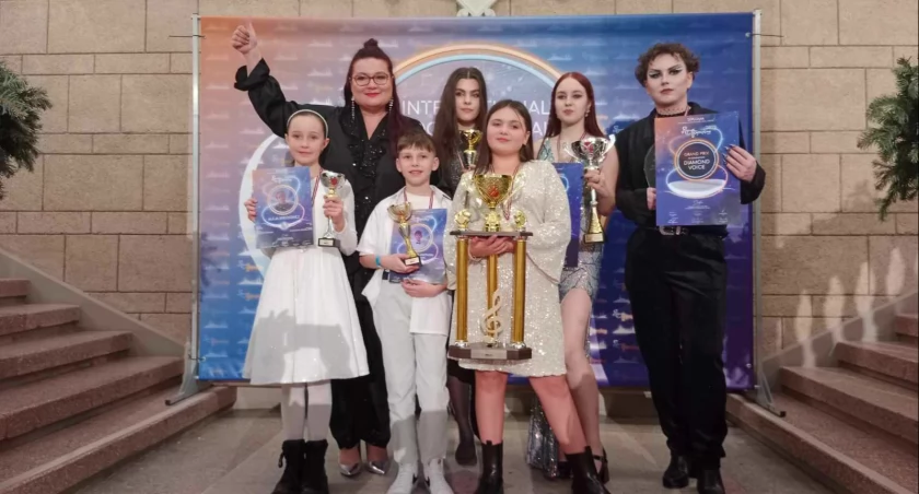 Na zdjęciu Violetta Ojrzyńska ze swoimi podopiecznymi 
