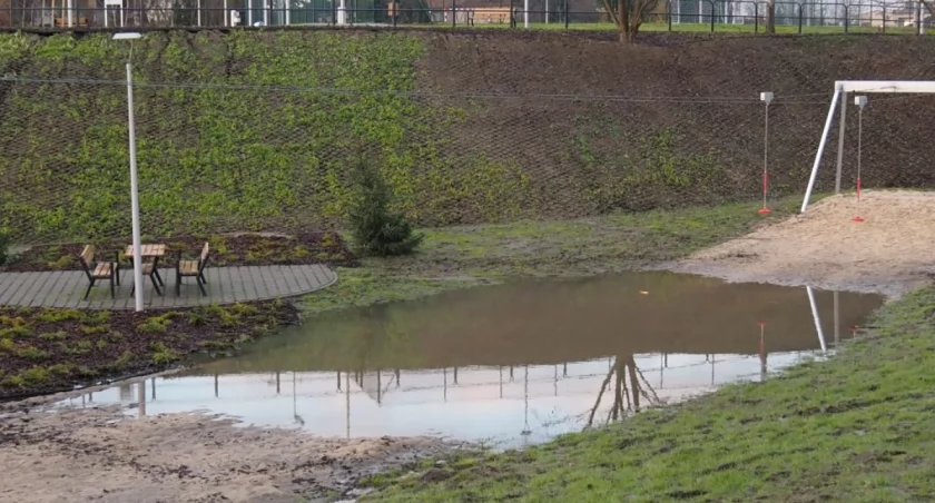 Na zdjęciu ogromna kałuża pod tyrolką