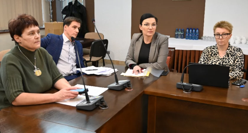 Na zdjęciu obrady komisji, fot. Facebook/Starostwo Powiatowe