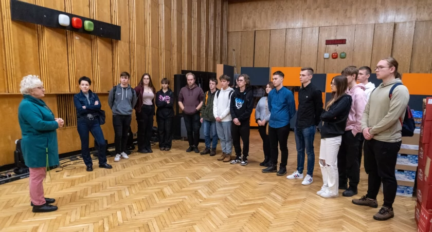 Na zdjęciu uczniowie ZSE-E w studio Radia Łódź, fot. Facebook/ZSE-E Radomsko
