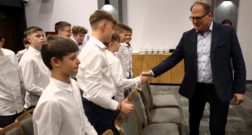 Na zdjęciu spotkanie prezydenta z piłkarzami, fot. Facebook/UM Radomsko