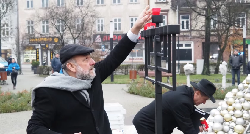 Na zdjęciu naczelny rabin Polski Michael Joseph Schudrich podczas Chanuki na placu 3 Maja