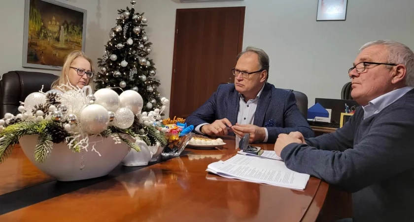 Na zdjęciu rozmowa mieszkańców z prezydentem w sprawie uciążliwego sąsiedztwa przy ul. Batorego