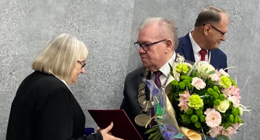 Na zdjęciu wręczenie medalu Edmundzie Bodance