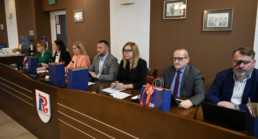 Na zdjęciu zarząd powiatu podczas ostatniej sesji, fot. Facebook/Starostwo Powiatowe