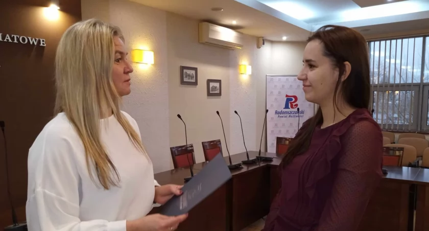 Na zdjęciu od lewej Małgorzata Lewandowska i Kamila Szostak, fot. Facebook/Starostwo Powiatowe