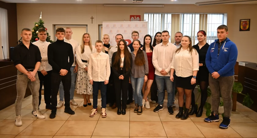 Na zdjęciu nagrodzeni sportowcy i trenerzy, fot. Facebook/Starostwo Powiatowe