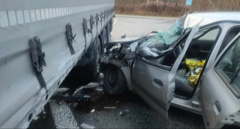 Na zdjęciu samochody, które się zderzyły, fot. OSP Kamieńsl