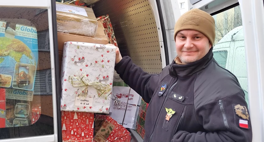 Na zdjęciu Piotr Kaszuwara. Bus pełen jest prezentów, wkrótce ruszą w drogę