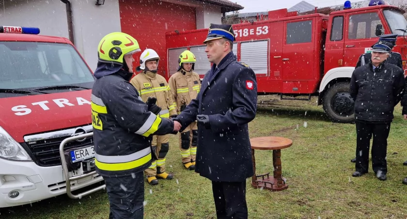 Na zdjęciu moment przekazania wozu, fot. Facebook/Starostwo Powiatowe