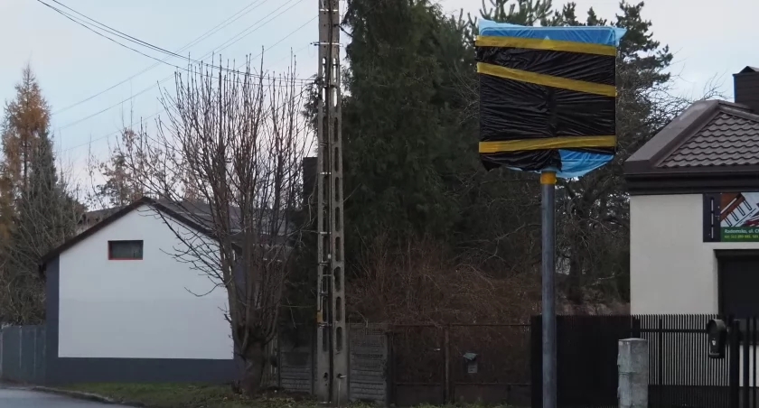 Na zdjęciu jeszcze zafoliowany znak nakazu jazdy prosto na wlocie Chłodnej