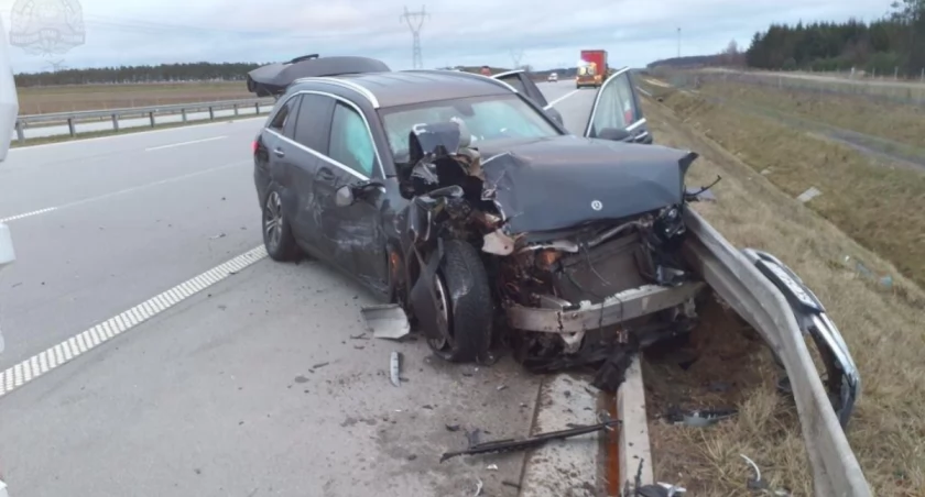 Na zdjęciu rozbity mercedes, fot. KP PSP Radomsko