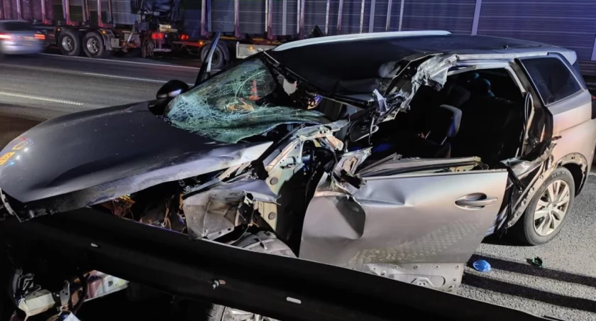 Na zdjęciu rozbite auto osobowe, fot. KP PSP Radomsko