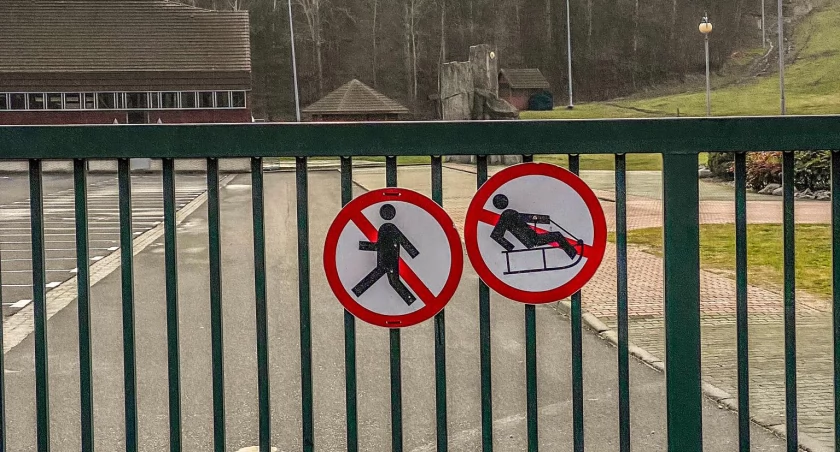 Na zdjęciu znaki na bramie wjazdowej, fot. Czytelnik