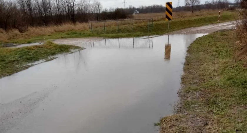Na zdjęciu zalana ulica Kukuczki, fot. Czytelnik