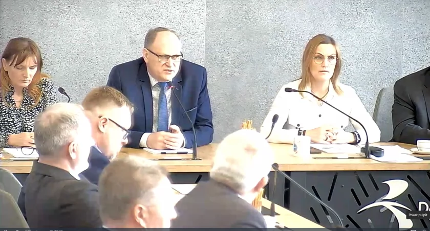 Na zdjęciu zrzut ekranu z transmisji obrad Rady Miasta