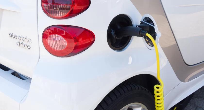 Na zdjęciu ładowanie samochodu elektrycznego, fot. Pixabay
