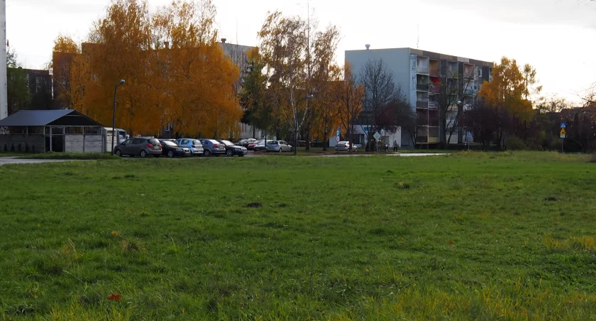 Na zdjęciu teren przy Starowiejskiej, gdzie ma powstać blok wybudowany przez SIM
