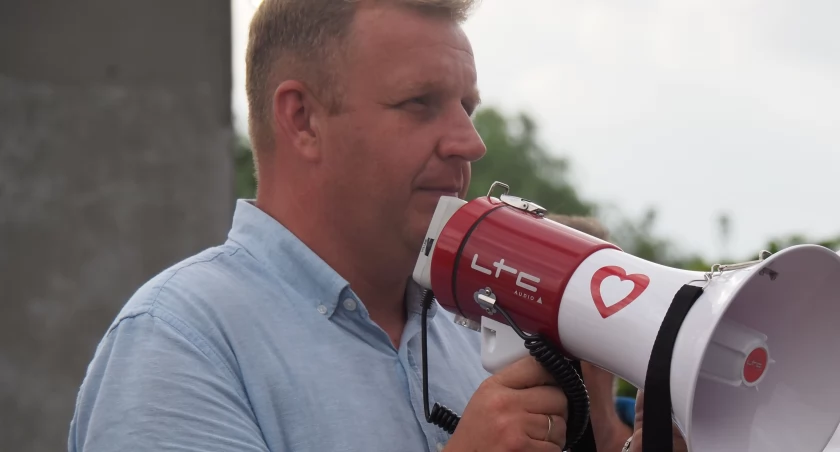 Na zdjęciu Łukasz Więcek na proteście mieszkańców ul. Zgody