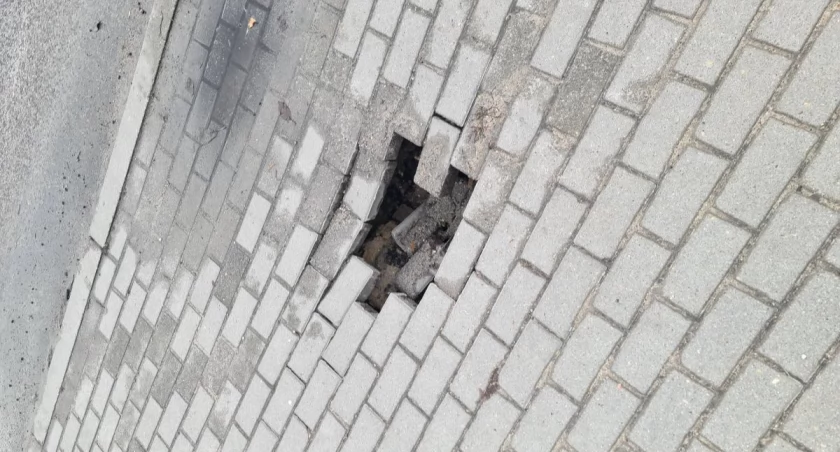 Na zdjęciu dziura w chodniku przy ul. Przedborskiej fot. czytelnik
