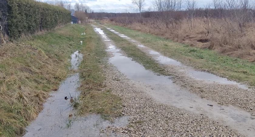 Na zdjęciu droga przy osiedlu Brzeziny