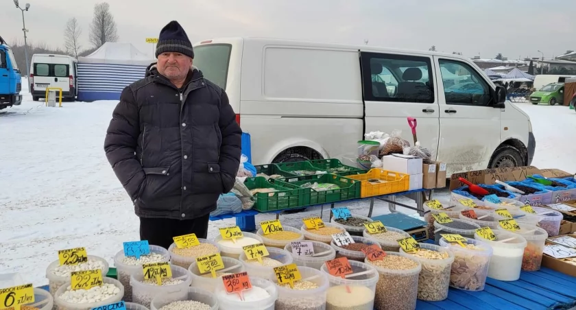 Na zdjęciu jeden z handlujących zimą na miejskim targowisku