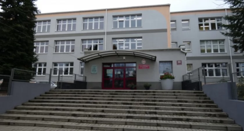 Na zdjęciu I LO w Radomsku jest na najwyższym miejscu