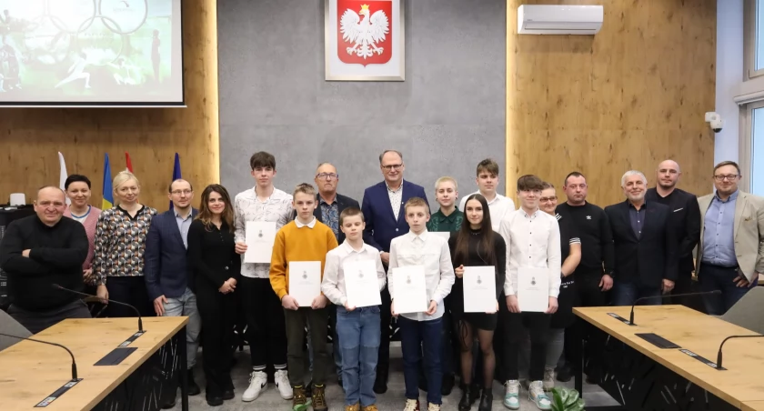 Na zdjęciu stypendyści z w urzędzie miasta, fot. Facebook/Radomsko Miasto Otwarte