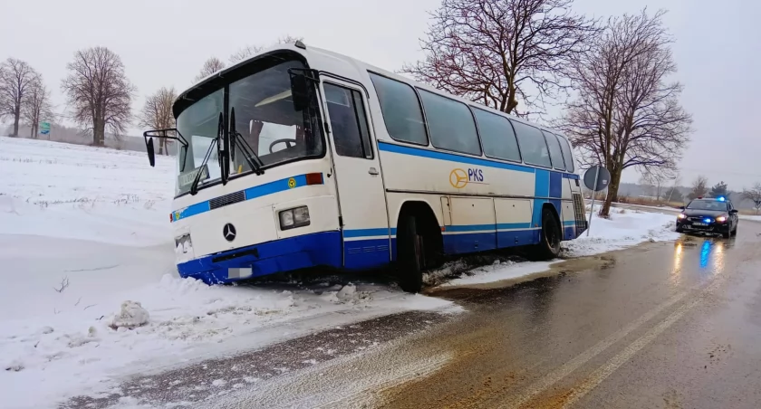 Na zdjęciu autobus, który zsunął się do rowu, fot. KPP Radomsko