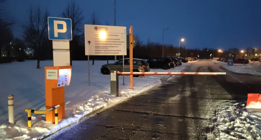 Na zdjęciu wjazd na parking Szpitala Powiatowego