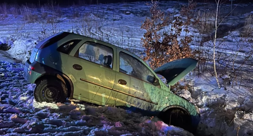Na zdjęciu opel, który brał udział w wypadku, fot. KPP Radomsko