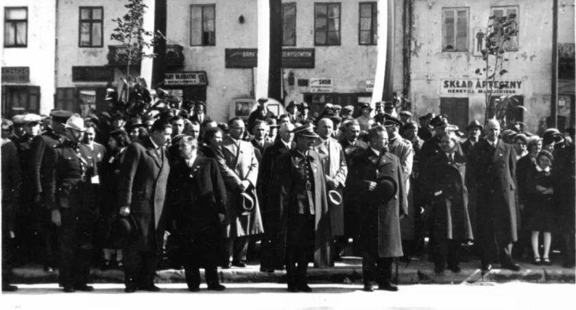 Na zdjęciu: Zjazd Związku Oficerów Rezerwy. Plac 3 Maja. Rok 1039. Fot. Zbiory muzeum