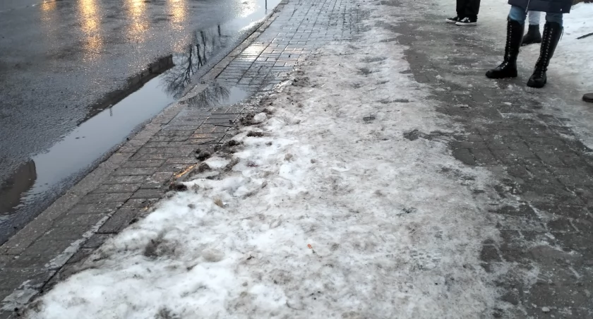 Oblodzony chodnik tymczasowego przystanku MPK Radomsko przy ul. Krakowskiej